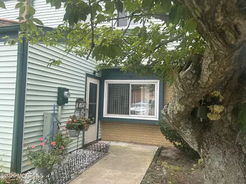 Exterior - 38 Coventry Ct, Brick, NJ 08724 photo 2 of 5