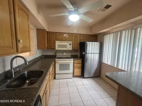 Kitchen - 38 Coventry Ct, Brick, NJ 08724 photo 1 of 2