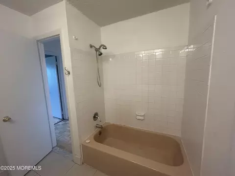 Bath - 38 Coventry Ct, Brick, NJ 08724 photo 2 of 3