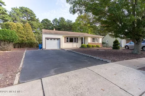 23 Burlington Ct, Toms River, NJ 08757