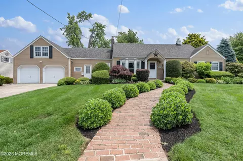 149 9th St, Belford, NJ 07718