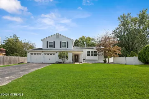 9 Cove Ct, Howell, NJ 07731