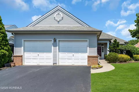 4 Bomar Ct, Manchester, NJ 08759