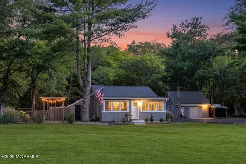 1 Schreibers Ln, Freehold, NJ 07728