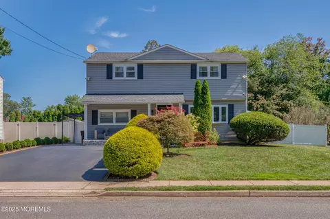 132 Trafford St, Shrewsbury, NJ 07702