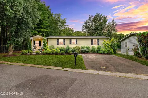 7 Fallow Dr, Manalapan, NJ 07726