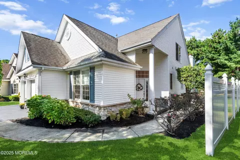 16 Chesapeake Dr, Holmdel, NJ 07733