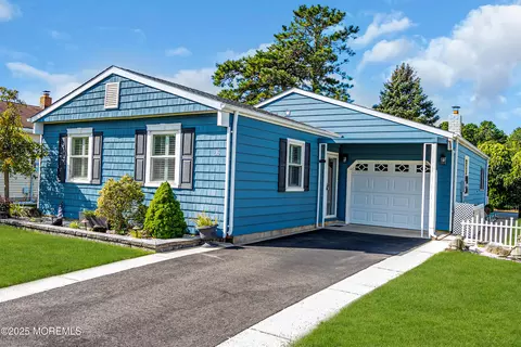 16 Merrilee Ln, Toms River, NJ 08757