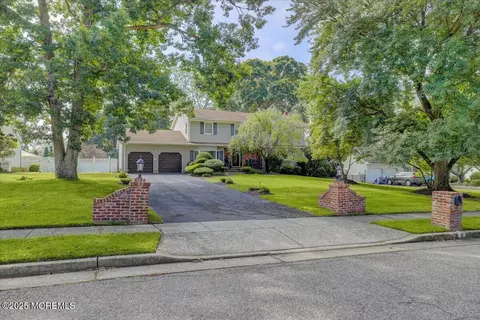 8 Kensington Dr, Manalapan, NJ 07726