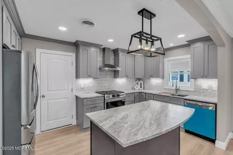 33 Brookfield Ct, Toms River, NJ 08757