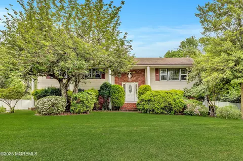 20 Devon Rd, Middletown, NJ 07748