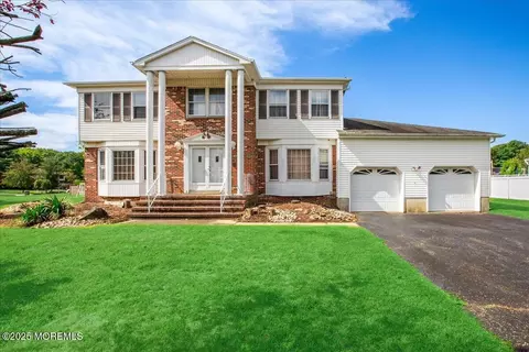 46 S Foxcroft Dr, Manalapan, NJ 07726