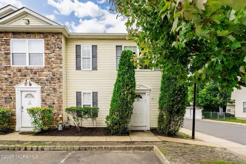 16 Aspen Ct, Lakewood, NJ 08701