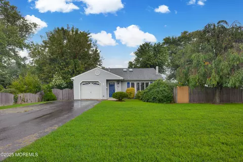 32 Dakota Ave, North Middletown, NJ 07748
