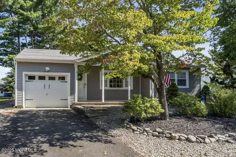 48 Nostrand Dr, Toms River, NJ 08757