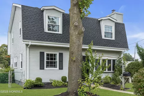 854 Main St, Belford, NJ 07718