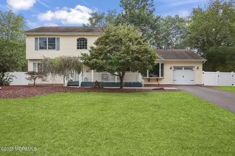 11 Oxford Rd, Manalapan, NJ 07726