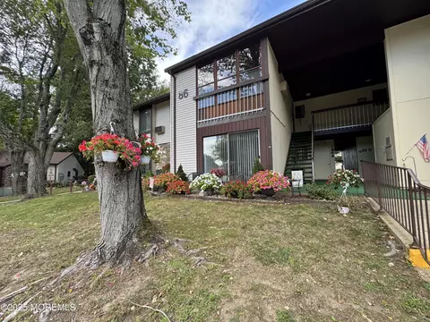 86 Arrowwood Ct #B, Manalapan, NJ 07726
