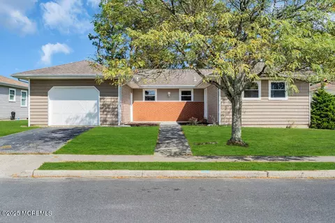 8 Panama Ct, Toms River, NJ 08757