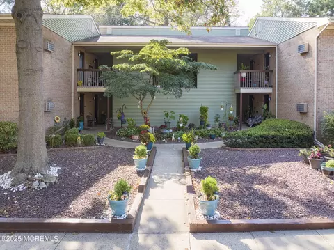 224 Medford Ct # B, Manalapan, NJ 07726