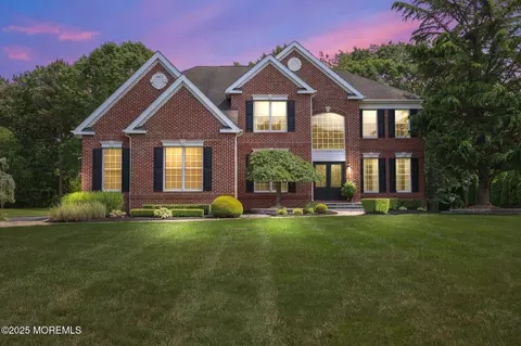8 Mackenzie Ct, Freehold, NJ 07728