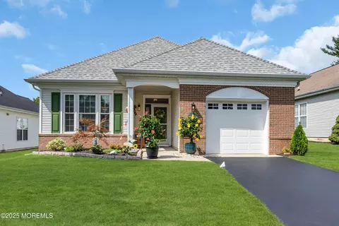 6 Gardenways Ct, Lakewood, NJ 08701