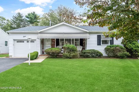 3 Pembroke Ln, Toms River, NJ 08757