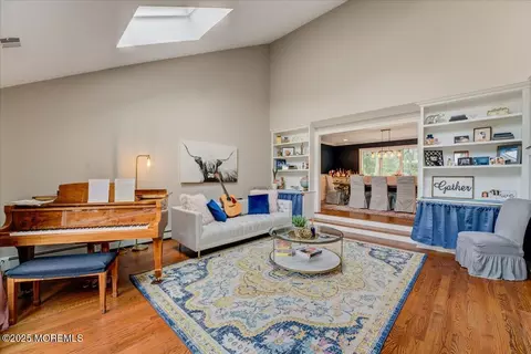 20 Cormorant Dr, Middletown, NJ 07748