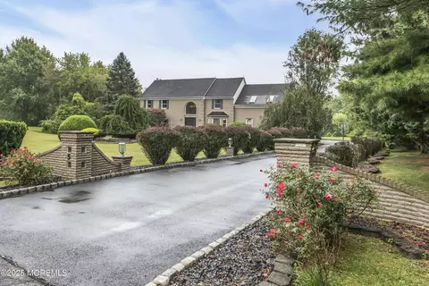 5 Queen Ct, Manalapan, NJ 07726