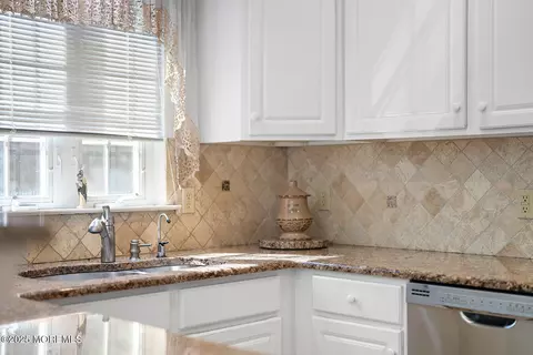 Kitchen - 2 Arthur Ct, Jackson, NJ 08527 photo 3 of 4