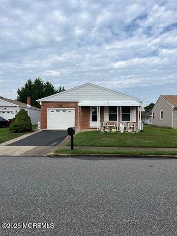 39 Innsbruck Dr, Toms River, NJ 08757