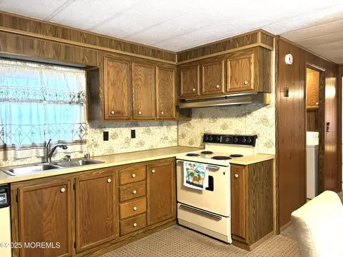 Kitchen - 5 Periwinkle Pl, Jackson, NJ 08527 photo 3 of 3