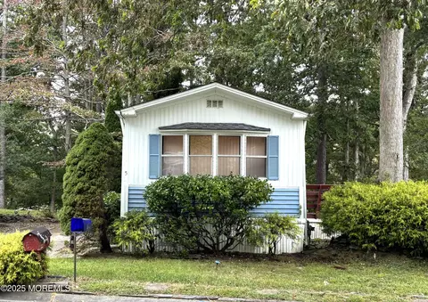 5 Periwinkle Pl, Jackson, NJ 08527