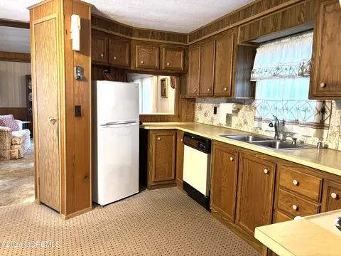 Kitchen - 5 Periwinkle Pl, Jackson, NJ 08527 photo 2 of 3