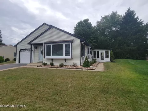 11 Ardmore St, Whiting, NJ 08759