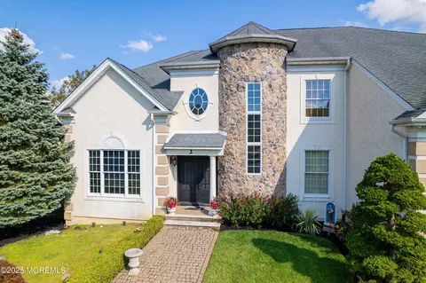 2 Silverleaf Way, Manalapan, NJ 07726