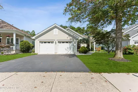 25 Spring Valley Dr, Lakewood, NJ 08701