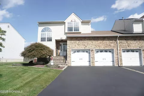 27 Hummingbird Ct, Marlboro, NJ 07746