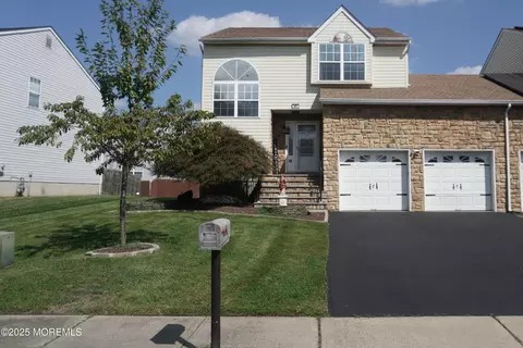 27 Hummingbird Ct, Marlboro, NJ 07746