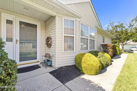 8 Oakmont Rd, Lakewood, NJ 08701