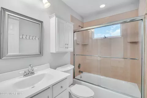 Bath - 88 E River Rd, Rumson, NJ 07760 photo 3 of 3