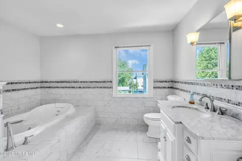 Bath - 88 E River Rd, Rumson, NJ 07760 photo 2 of 3