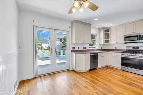 Kitchen - 88 E River Rd, Rumson, NJ 07760 photo 2 of 3