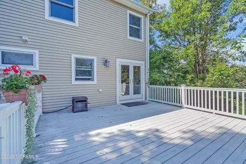 Exterior - 88 E River Rd, Rumson, NJ 07760 photo 2 of 4