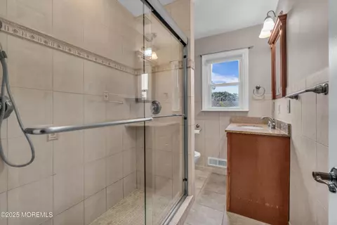 Bath - 114 Crescent Dr, Brick, NJ 08724 photo 1 of 2
