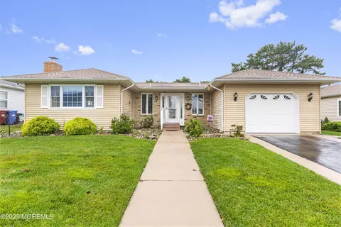 51 Trent Dr, Toms River, NJ 08757