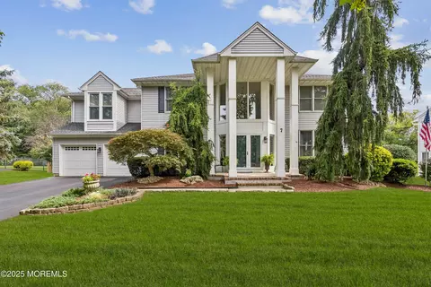 7 Empress Ct, Freehold, NJ 07728