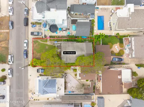 221 11th St, Beach Haven, NJ 08008