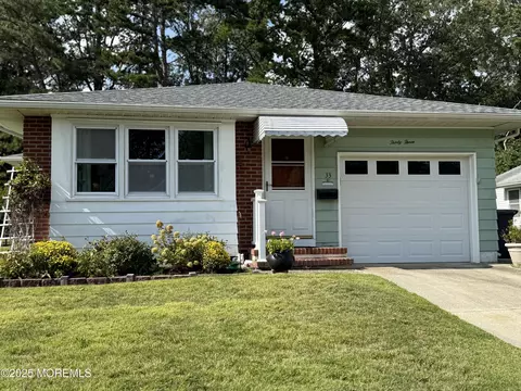 33 Sunflower Ln, Toms River, NJ 08755