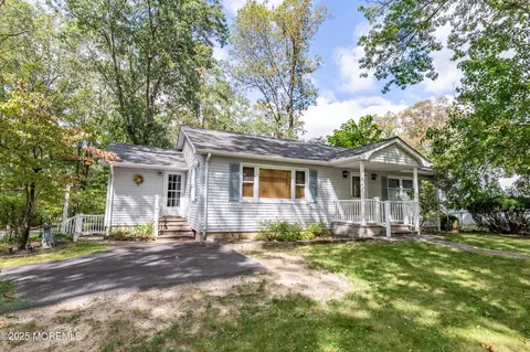 806 W Farms Rd, Howell, NJ 07731